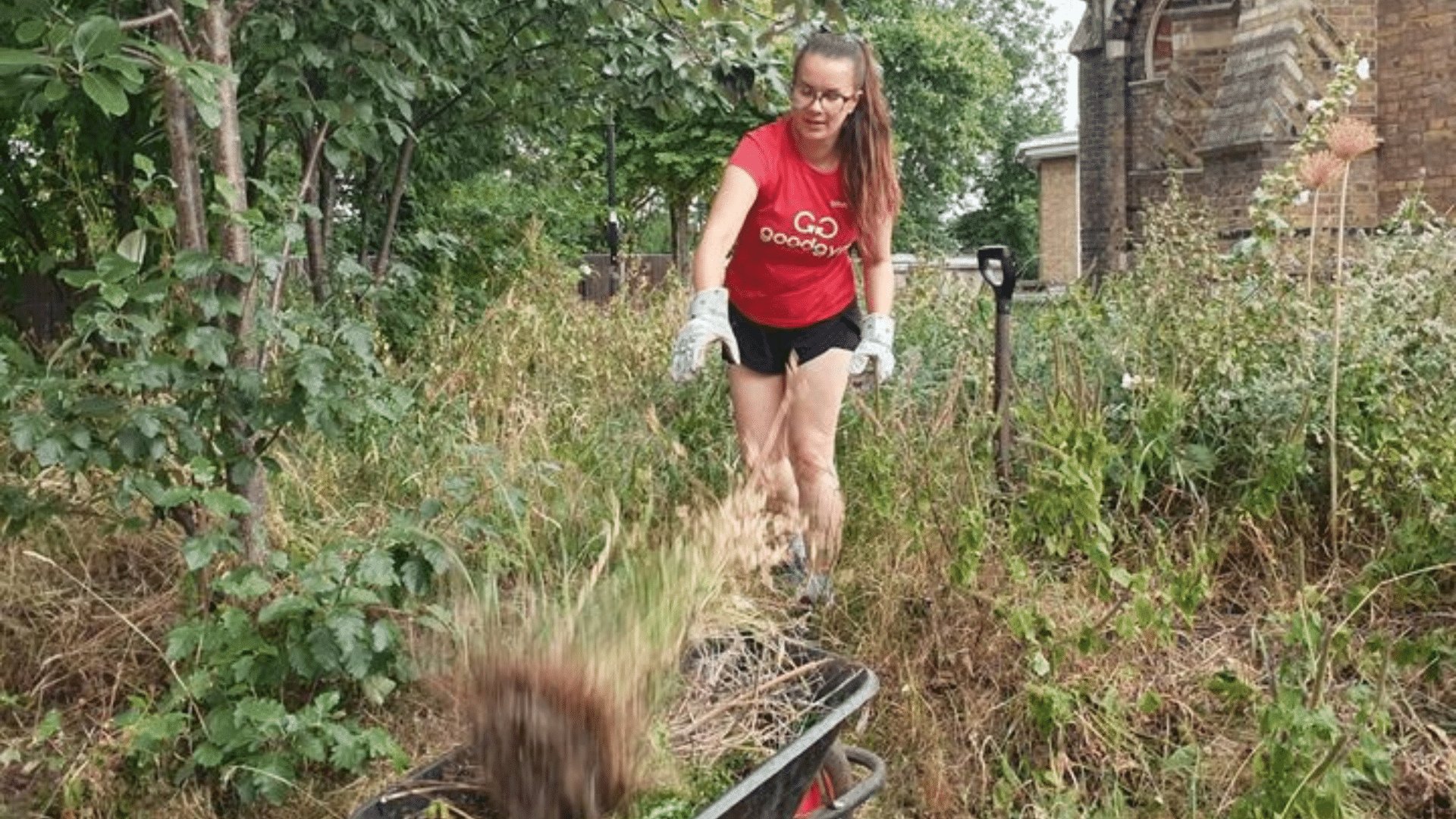 A female volunteer for Goodgym gardening